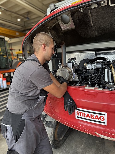 Marko popravlja stroj