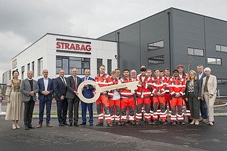 Group photo of the opening of the STRABAG Camp[us] Ybbs