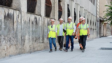 Kolege na gradilištu hodaju