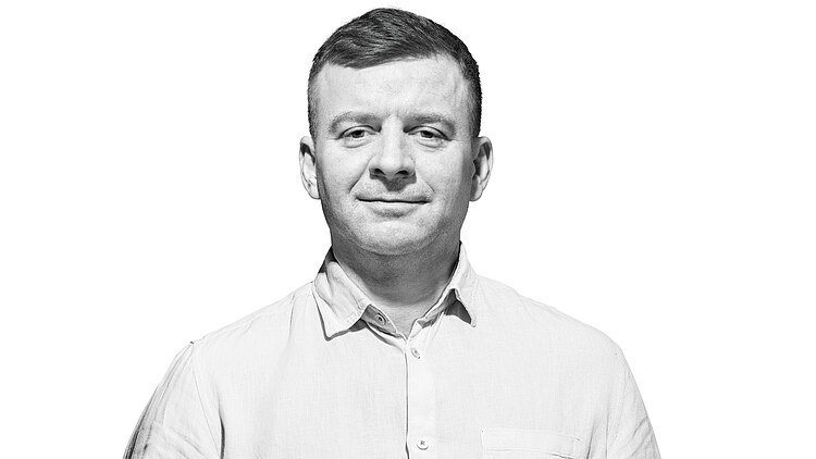 Crno-beli portret čoveka, tekst u pozadini
