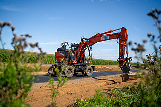 STRABAG Bagger während der Arbeit