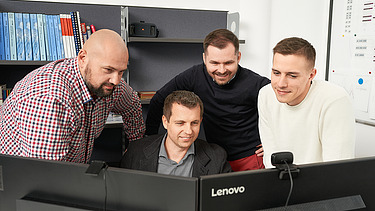 Zdjęcie: 4 mężczyzn podczas wspólnej pracy 