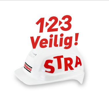 Foto man sluit een kabel aan 