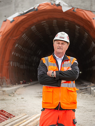 Fotografija kolege na gradilištu, iza njega je tunel