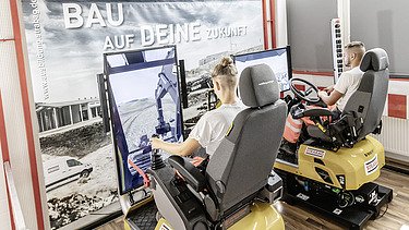 Foto Anne Killmer im hochmodernen Bagger-Simulator