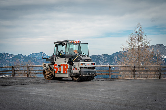 STRABAG Walze im Hintergrund Berge