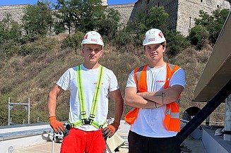 Pracujúci študenti na stavbe