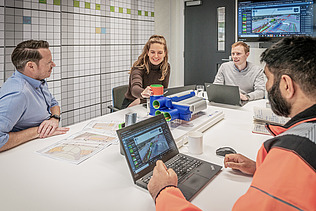 A woman works in service engineering at STRABAG
