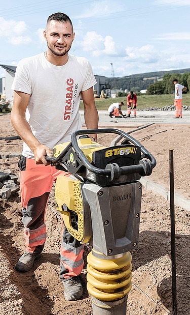 Photo Marcel Voth with vibrating machine