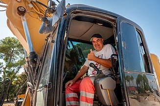 Kolega pokazuje palac gore iz bagera