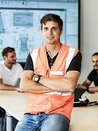 Снимка на служители в разговор