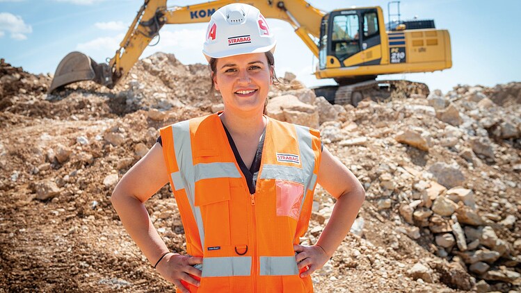 Anamarija pozira na gradilištu, iza nje je bager