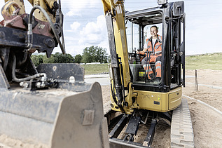 Photo Anne Killmer with excavator