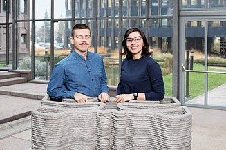 Männlicher Mitarbeiter steht vor dem Innovation Center Neubau in Stuttgart