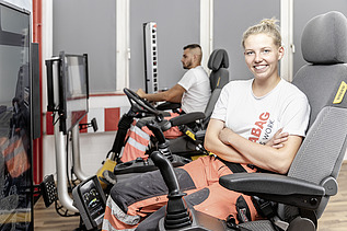 Photo Anne Killmer smiles in the excavator simulator