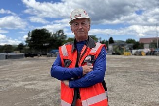 Slika Bernarda na gradilištu, iza njega su strojevi