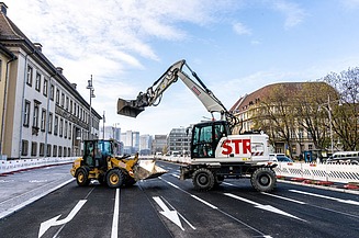 STRABAG Bagger im Einsatz in einer Stadt