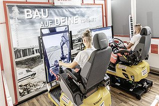 Foto Anne Killmer im hochmodernen Bagger-Simulator