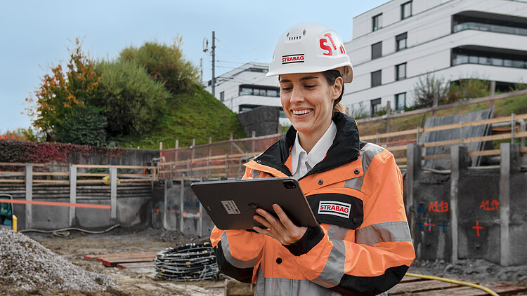 Katarina mit Tablet in der Hand in einer Baugrube