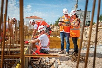 Kolege na gradilištu, svatko radi svoje