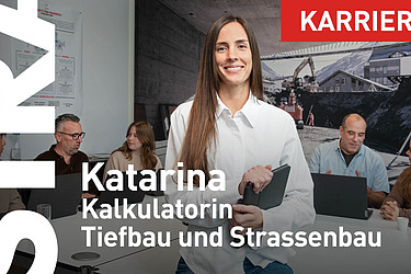STRABAG Kalkulatorin in einem Büro mit Tablet in der Hand. Im Hintergrund sind weitere Mitarbeitende, welche diskutieren und arbeiten. 