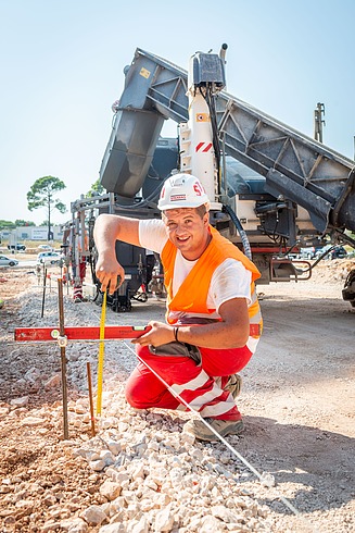 Kolega na gradilištu mjeri rubnjak