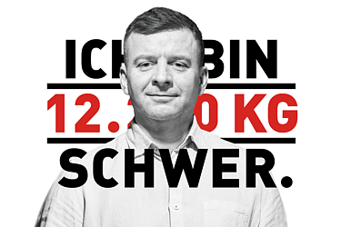 Porträt eines Mannes in schwarz-weiß, Text im Hintergrund: Ich bin 12.200 Kilogramm schwer