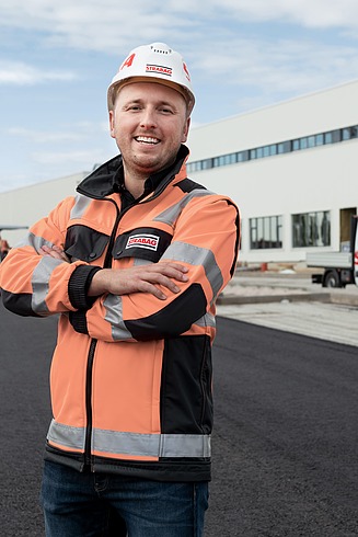 Kolega z dopravného staviteľstva na stavbe