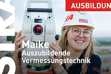 Lehrling repariert eine Baumaschine