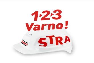 Slika treh ljudi s čeladami, ki gledajo v tablico