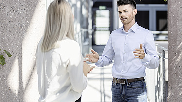 Karriere Bild 2 Foto Mann gestikuliert vor Frau