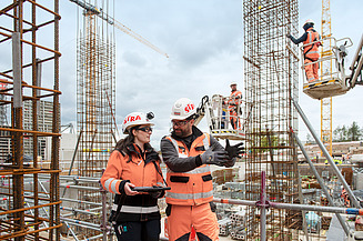 Kolleg:innen auf einer Baustelle.