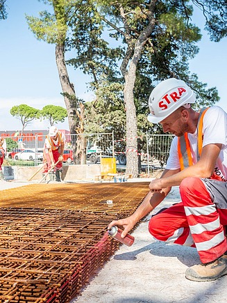 Slika kolege kako označava armaturne mreže