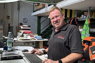 Robert, magazine manager