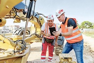 Kolega Ante objašnjava drugom kolegi nešto na tabletu