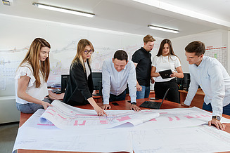 5 osób w sali szkoleniowej