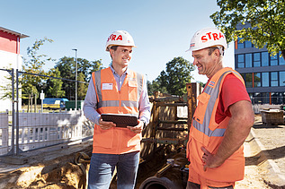 Finn on the construction site talking with a collegue