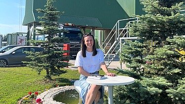 Nikolina gleda u kameru i smije se