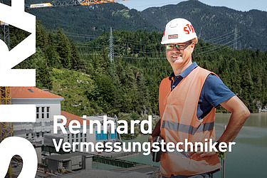 Mann mit Baustellenkleidung lächelt in die Kamera