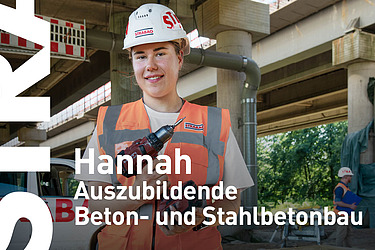 Auszubildende mit STRABAG Helm steht auf einer Baustelle und zieht ihren Handschuh an