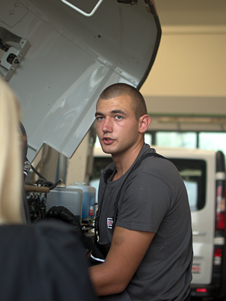 Marko priča s reporterkom u radionici