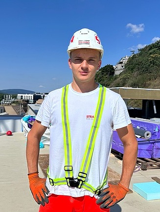 pracujúci študent na stavbe