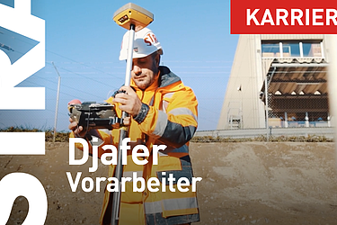 Ein STRABAG Vorarbeiter in Arbeitskleidung  arbeitet mit Vermessungsgerät auf einer Baustelle.