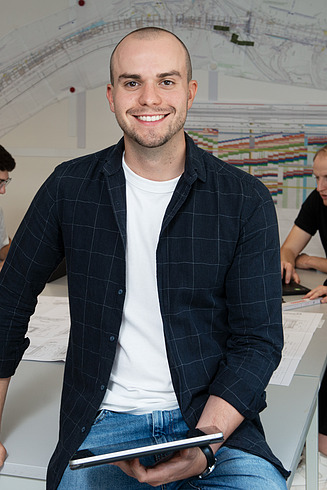 Porträt von einem Mann in Arbeitskleidung in schwarz-weiß