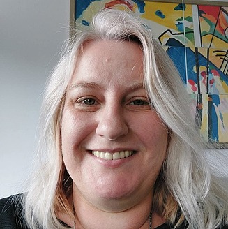 Tamara gleda u kameru i smije se, selfie slike