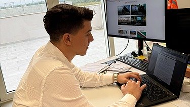 Igor u uredu za laptopom