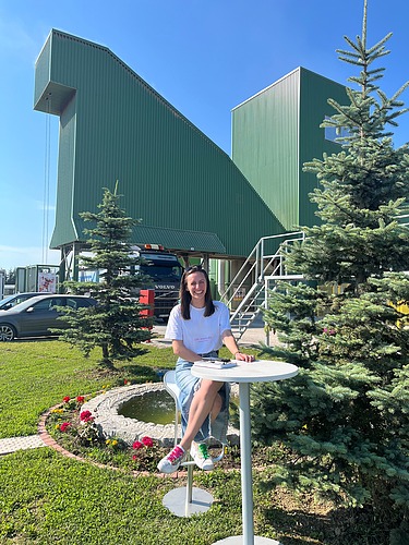 Nikolina gleda u kameru i smije se