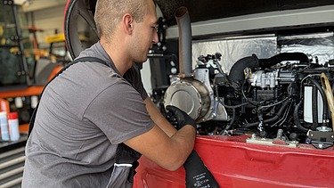 Marko popravlja stroj