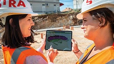 Kolegice na tabletu gledaju BIM model